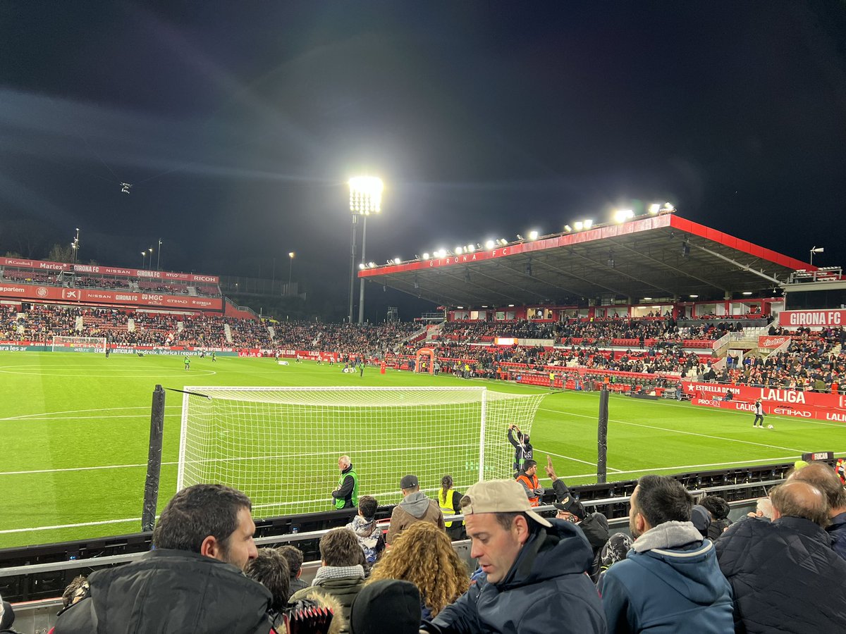 roberthernando's tweet image. Es una vergüenza, este fútbol no puede ser el nuestro, niños llorando, abuelos, pericos que han tenido que dejar las camisetas y las bufandas en contenedores y árboles escondidos porque a los señores del @GironaFC se les ha antojado que la gente normal pueda llevar el escudo de…
