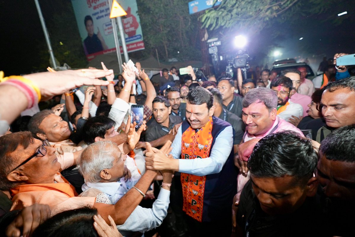 Dev_Fadnavis's tweet photo. 🕣 8.30pm | 23-11-2024📍Nagpur | रा. ८.३० वा. | २३-११-२०२४📍नागपूर.

🪷Vibrant celebrations outside the counting office, filled with energy and enthusiasm! Only our dedicated Karyakartas made it all possible !
🪷मतमोजणी कार्यालयाबाहेर ऊर्जा आणि उत्साहाने भरलेल्या उत्सवाच्या वातावरणाची अनुभूती घेतली आणि या भव्य विजयाचे मानकरी असणार्‍या समर्पित कार्यकर्त्यांची भेट घेतली...

#Maharashtra #MaharashtraElection2024 #MahaYutiWins #मोदी_है_तो_सेफ_है