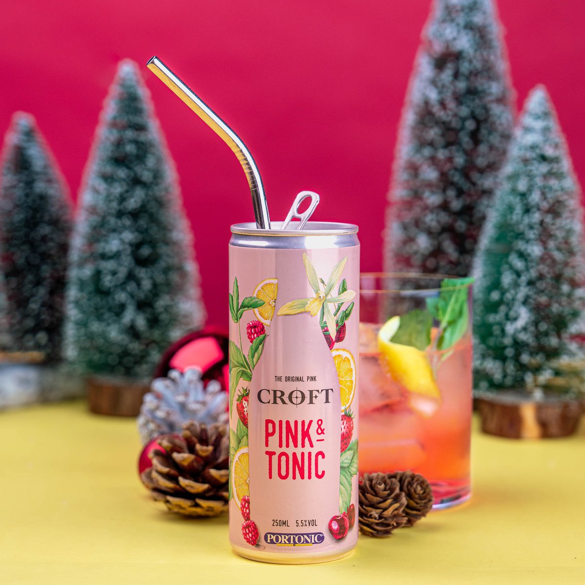 CroftPink's tweet photo. A magia do Natal está presente até onde menos esperas - por exemplo, dentro de uma lata de Croft Pink &amp; Tonic!

Celebra as festas com Croft Pink, uma bebida vibrante repleta de cor e sabor!

-

#croftpink #croftpinkandtonic #christmas #holidays https://t.co/hODWDOtUbO