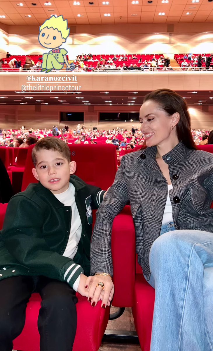Fahriye Evcen ile oğlu Karan'ın tiyatro keyfi