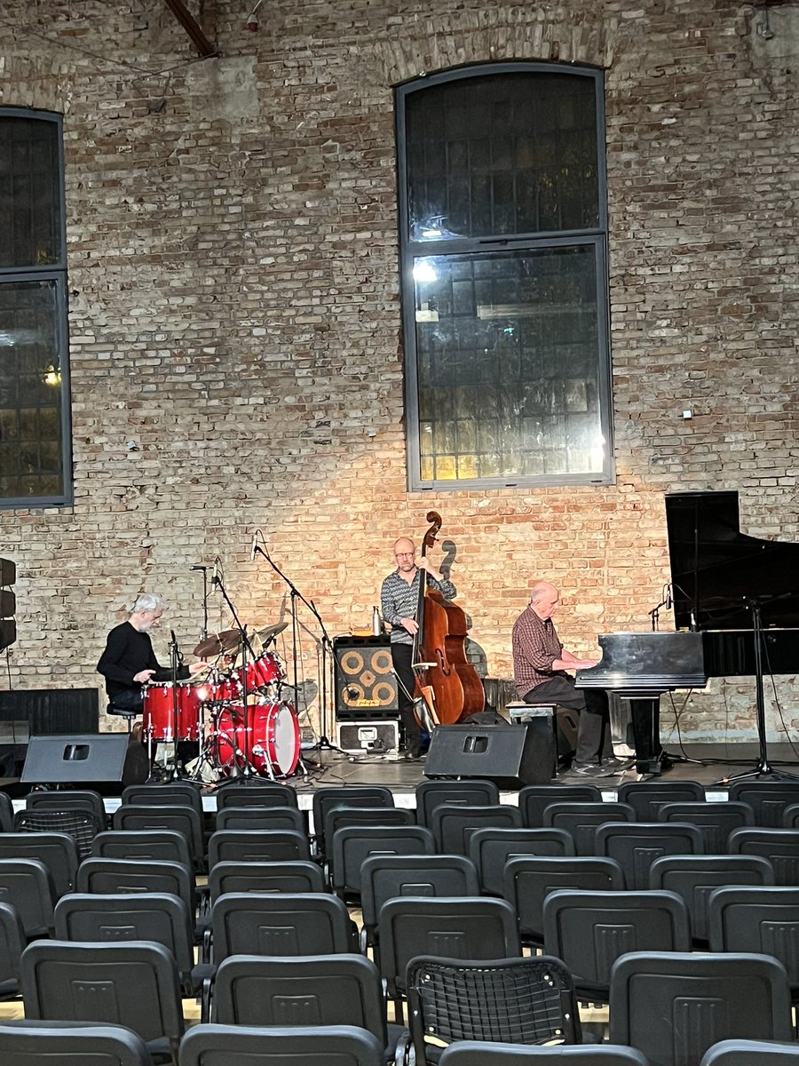 Satnica

19:30 ulazak u predvorje
19:45 ulazak u dvoranu za kupce prvih 404 ulaznica
20:00 ulazak u dvoranu za ostale
20:15 početak koncerata

Ulaznica neće biti na ulazu, ali će biti za sutrašnji koncert + Glazba za žedno uho knjiga, vidimo se! 🎶