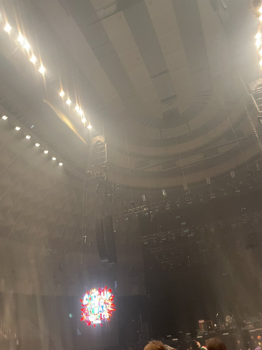 7_____5wanima's tweet photo. 初WANIMAの友だちと参戦💥
たのっしっすぎたっっっ！！！！

シグナルの『何が見える』の鬼ループも割り込みいいからもファイヤーもモクモクもキョーレツやった😳

#WANIMA https://t.co/CmLofKOmjF