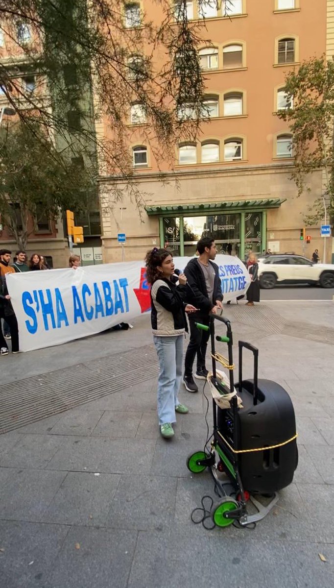 capcalerabcn's tweet image. NO HI HA DRET A LA SALUT SENSE DRET A L’HABITATGE | Professionals de la salut ens posicionem en contra de la mercantilizació de l’habitatge! 🔥