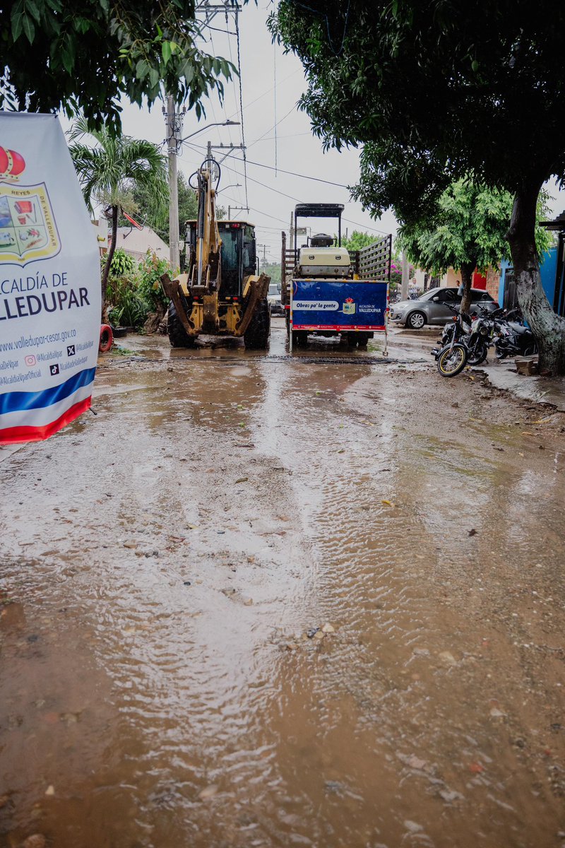 ErnestoOrozcoD's tweet photo. Se acabaron las aguas estancadas en el barrio Las Manuelitas ¡Estamos cumpliendo! 🌧️🛣️

262 Metros lineales de pavimento rígido, para la Calle 37 entre las carreras 22 y 24. Ni la lluvia nos detuvo hoy para acabar con 42 años de espera y transformar la vida de la comunidad. https://t.co/3RKNAn9WOu