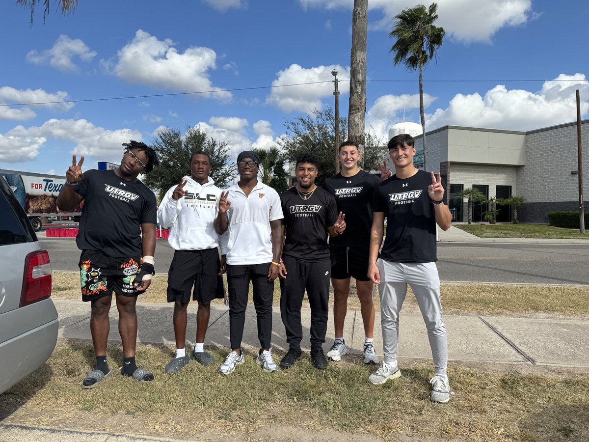 Edinburg Cares Holiday Food Distribution Event was a success! We appreciate our guys giving back to the community this morning! 

#CommUNITY
#AlwaysCompete
#WinToday