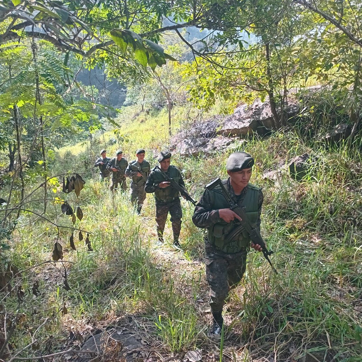 Ejercito_GT's tweet photo. 📍#BajaVerapaz
Al servicio de la población guatemalteca.🫡🇬🇹
Séptima Brigada de Infantería del #EjércitoGT realizó patrullaje de reconocimiento y seguridad en el Caserío Linda Vista, del municipio de Santa Cruz, #ElChol garantizando #tranquilidad a los #guatemaltecos.
#GuatemalaSaleAdelante