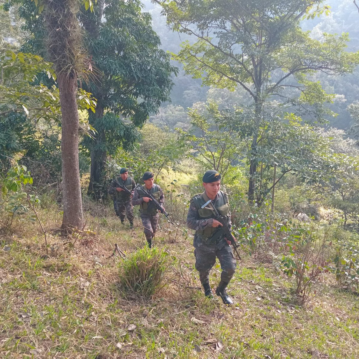 Ejercito_GT's tweet photo. 📍#BajaVerapaz
Al servicio de la población guatemalteca.🫡🇬🇹
Séptima Brigada de Infantería del #EjércitoGT realizó patrullaje de reconocimiento y seguridad en el Caserío Linda Vista, del municipio de Santa Cruz, #ElChol garantizando #tranquilidad a los #guatemaltecos.
#GuatemalaSaleAdelante