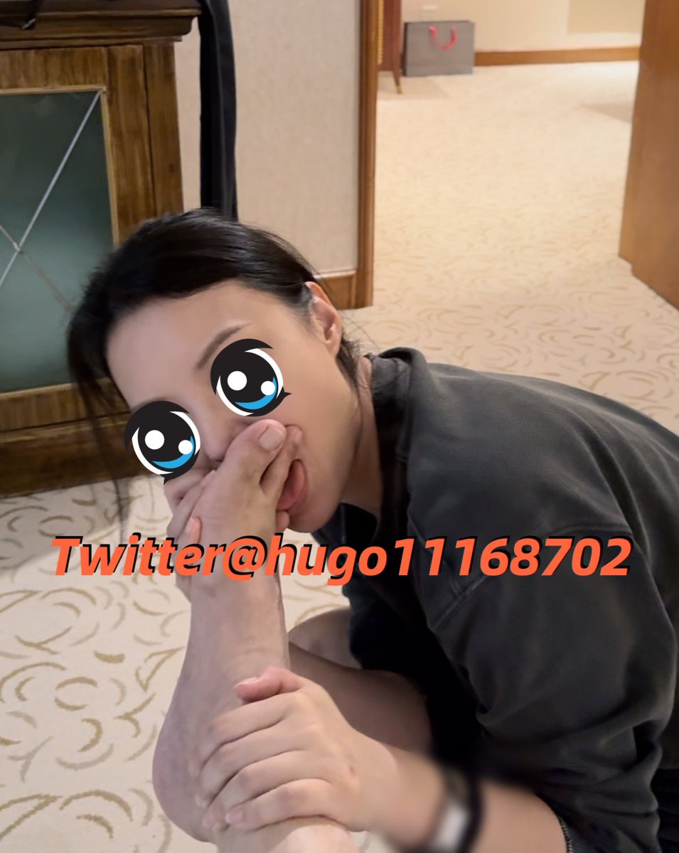 你的乖老婆会告诉你她散步累了回酒店了，并及时把拍的美景同步给你。。不过当你关心回复她好好休息的时候，她正卖力用嘴给主人做着足疗。。比起和你👅吻，她说把爸爸的脚趾缝舔吮干净更有意义。。请放心，人我已经教育过了，回家以后她会好好给你👅吻的，毕竟那么关心她的老公，需要正向激励一下