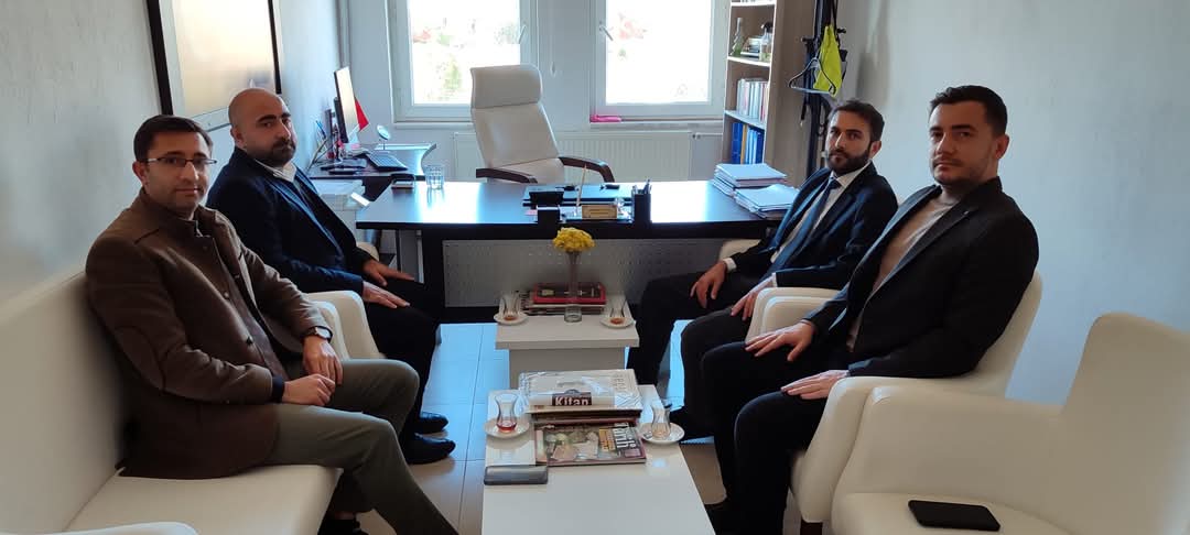 İlçe Müftümüz İsrafil Demirhan ve İlçe Vaizimiz Zahit Aydın Öğretmenler günü sebebiyle İlçe Milli Eğitim Müdürü Abdullah Bulut beyi ziyaret ettiler, Müdürümüz nezdinde bütün öğretmenlerimizin öğretmenler gününü tebrik ederek hayırlı çalışmalar dilerdiler.