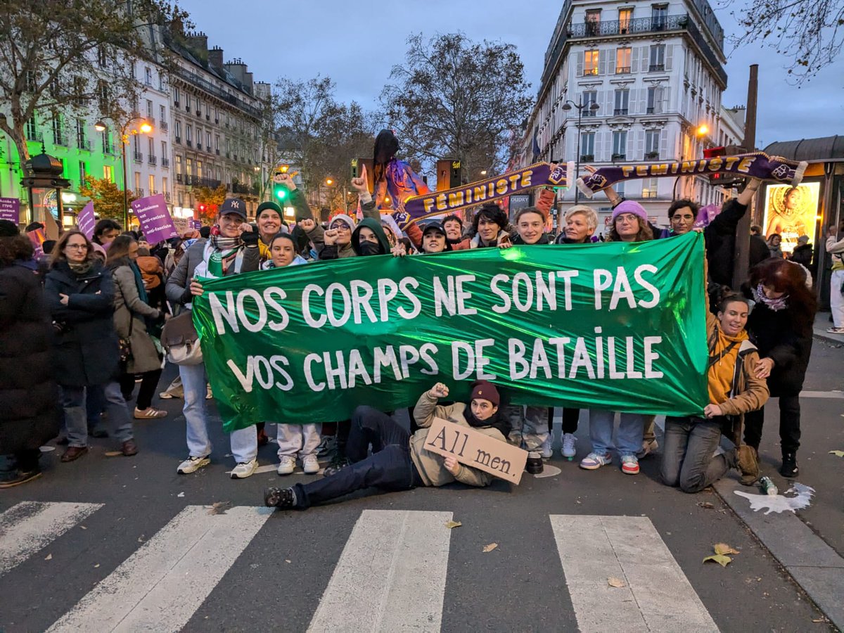 LesDegommeuses's tweet photo. "Nos corps ne sont pas vos champs de batailles"

Aujourd'hui comme demain dans les rues. 

Ne sous estimez pas notre détermination ✊ https://t.co/9gH29pF8tl