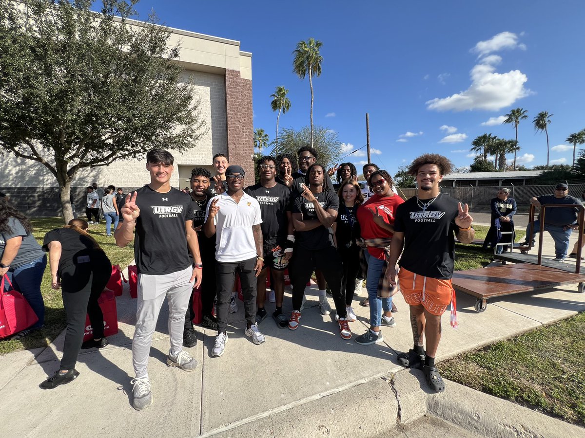 Edinburg Cares Holiday Food Distribution Event was a success! We appreciate our guys giving back to the community this morning! 

#CommUNITY
#AlwaysCompete
#WinToday