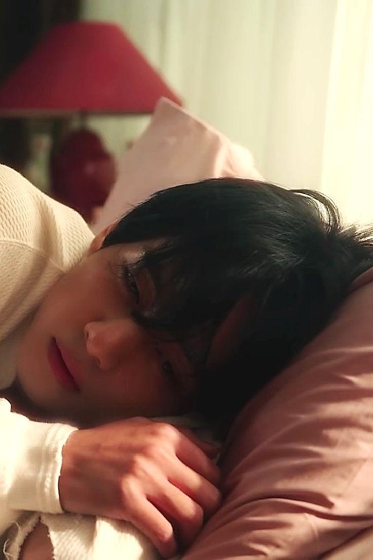 artofnadhir's tweet photo. ㅤㅤ 
Hananda duduk di sudut kasur tipisnya, punggungnya bersandar pada dinding yang dingin. Sinar bulan menyelinap melalui celah gorden, memantulkan debu yang berterbangan di udara. Namun baginya, dunia serasa tidak lebih dari sekadar ruang kosong yang penuh keheningan.
ㅤㅤ https://t.co/hN9uiMKzGP