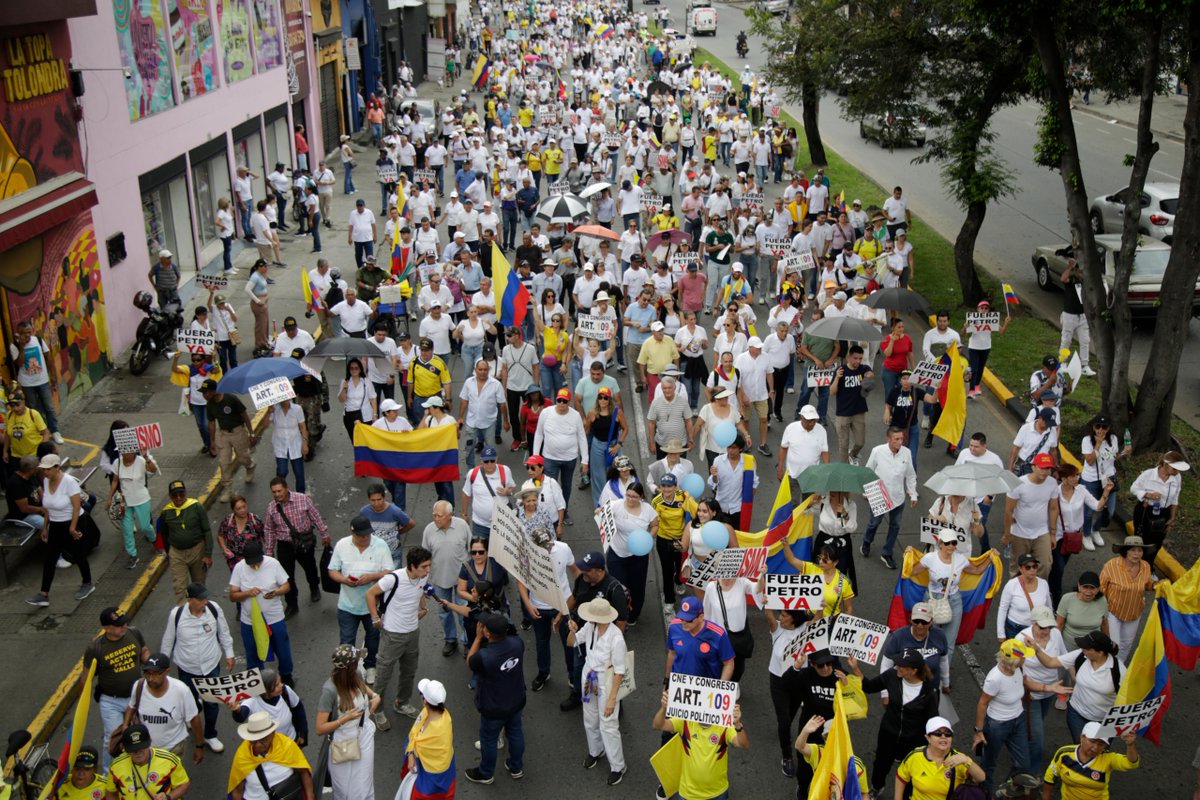 ELTIEMPO's tweet photo. Así se viven las marchas de la oposición en Colombia. Miles de personas salen a las calles para manifestar su descontento con las políticas del Presidente Gustavo Petro. En Bogotá, la movilización "Todos a la Calle 23N" se llevó a cabo en la Plaza de Bolívar, mientras que en Cali, la marcha recorrió la calle 5 y finalizó en la Plazoleta Jairo Varela. En Medellín, las protestas causaron cierres en la Avenida San Juan.

Le contamos más ➡️ Actualizo en vivo: EN VIVO | Marchas de la oposición hoy 23 de noviembre: manifestaciones avanzan en las principales ciudades; jornada finalizó en Cali y Barranquilla https://t.co/3wC2O4llRE