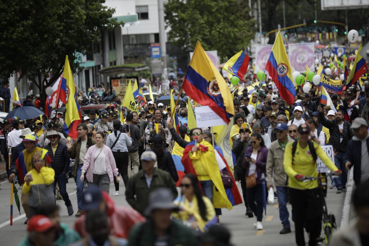 ELTIEMPO's tweet photo. Así se viven las marchas de la oposición en Colombia. Miles de personas salen a las calles para manifestar su descontento con las políticas del Presidente Gustavo Petro. En Bogotá, la movilización "Todos a la Calle 23N" se llevó a cabo en la Plaza de Bolívar, mientras que en Cali, la marcha recorrió la calle 5 y finalizó en la Plazoleta Jairo Varela. En Medellín, las protestas causaron cierres en la Avenida San Juan.

Le contamos más ➡️ Actualizo en vivo: EN VIVO | Marchas de la oposición hoy 23 de noviembre: manifestaciones avanzan en las principales ciudades; jornada finalizó en Cali y Barranquilla https://t.co/3wC2O4llRE