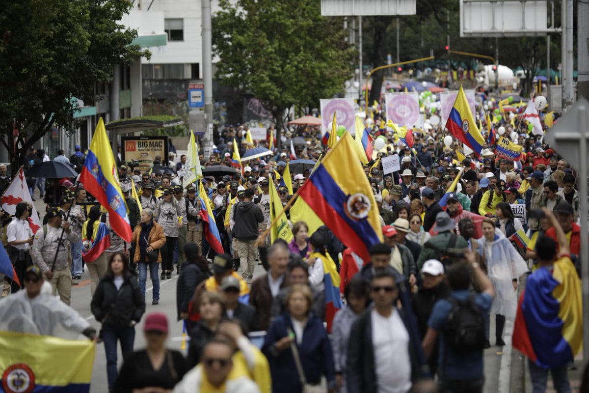 ELTIEMPO's tweet photo. Así se viven las marchas de la oposición en Colombia. Miles de personas salen a las calles para manifestar su descontento con las políticas del Presidente Gustavo Petro. En Bogotá, la movilización "Todos a la Calle 23N" se llevó a cabo en la Plaza de Bolívar, mientras que en Cali, la marcha recorrió la calle 5 y finalizó en la Plazoleta Jairo Varela. En Medellín, las protestas causaron cierres en la Avenida San Juan.

Le contamos más ➡️ Actualizo en vivo: EN VIVO | Marchas de la oposición hoy 23 de noviembre: manifestaciones avanzan en las principales ciudades; jornada finalizó en Cali y Barranquilla https://t.co/3wC2O4llRE