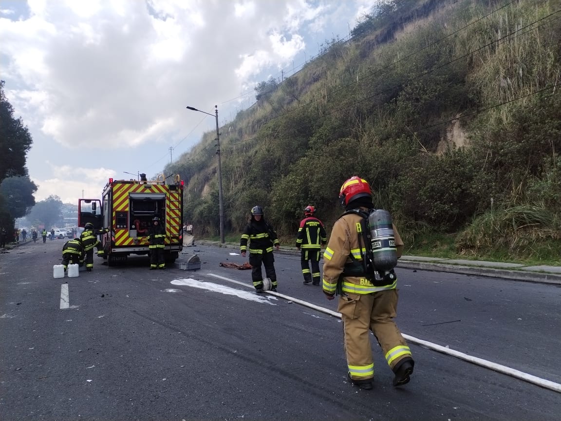 BomberosQuito's tweet photo. 🔄 #Actualición | Producto de una colisión un vehículo que transportaba combustible se volcó provocando un incendio, en la Av. Simón Bolívar sector Puengasí. 

👉 Al momento realizamos labores de enfriamiento. 

👨🏼‍🚒 En el lugar trabajamos con 27 efectivos y 10 vehículos.

La vía sentido norte - sur se encuentra cerrada. Toma precauciones.

#NoticiaEnDesarrollo