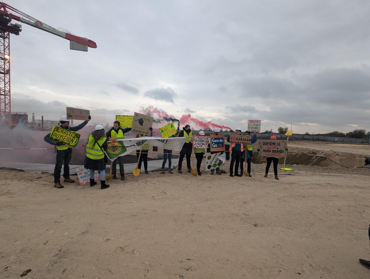 Collectif Pour le Triangle de Gonesse (@cptgonesse) on Twitter photo 🥗Dimanche 24/11, 11h->16h: #Zadimanche sur le Triangle de #Gonesse 🥬🥕🥦 16°C⛅
- point sur les actions juridiques🎓 et terrain 📢
- debrief du 17/11✊🥾🦺
- préparation de l'action du 4/12 au rectorat de <a href="/acversailles/">Académie de Versailles</a> sur la localisation de la cité scolaire de l'Est <a href="/valdoise/">Département du Val d'Oise</a> 🥗Dimanche 24/11, 11h->16h: #Zadimanche sur le Triangle de #Gonesse 🥬🥕🥦 16°C⛅
- point sur les actions juridiques🎓 et terrain 📢
- debrief du 17/11✊🥾🦺
- préparation de l'action du 4/12 au rectorat de <a href="/acversailles/">Académie de Versailles</a> sur la localisation de la cité scolaire de l'Est <a href="/valdoise/">Département du Val d'Oise</a>