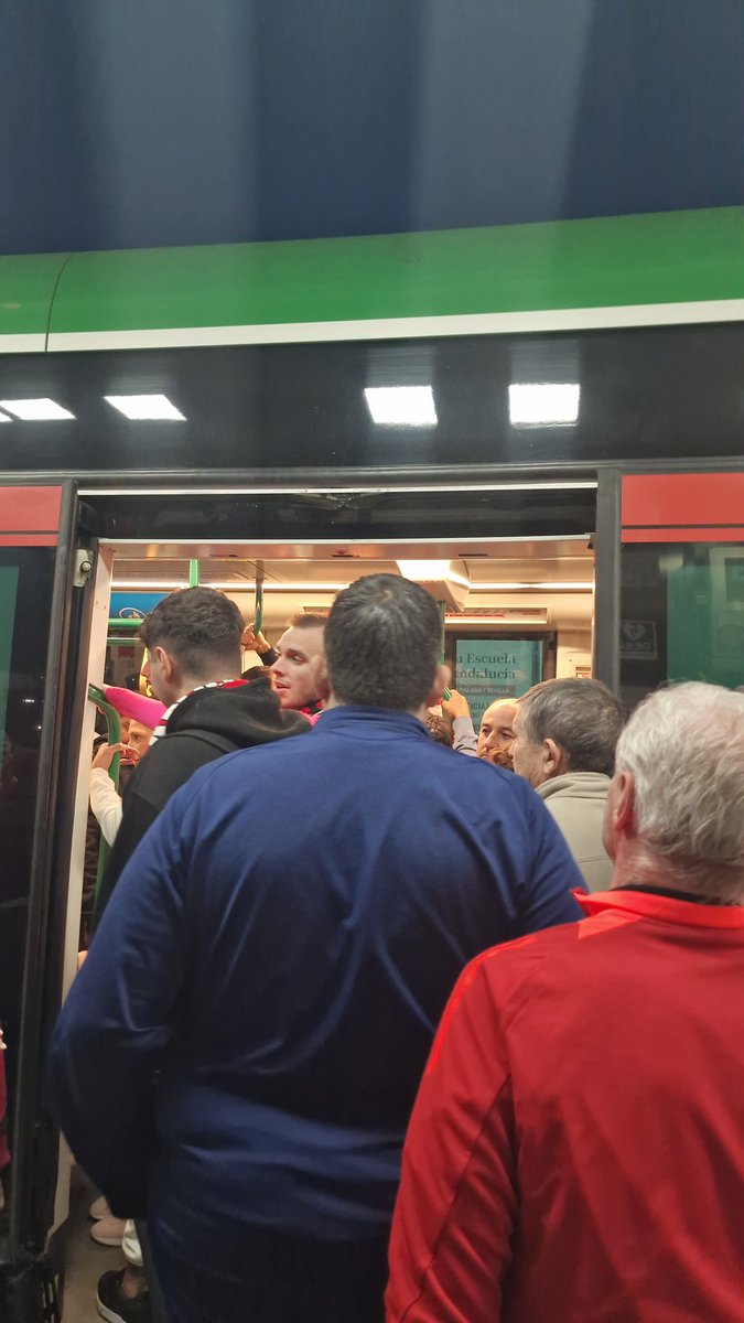 ana_g_a's tweet photo. @AytoArmilla @loly_armilla @MetroGranada @aytogr tercer metro en el que no podemos montarnos ¡vergonzoso! @AytoArmilla @loly_armilla esto tiene que solucionarse! https://t.co/DLlLhYKl6c