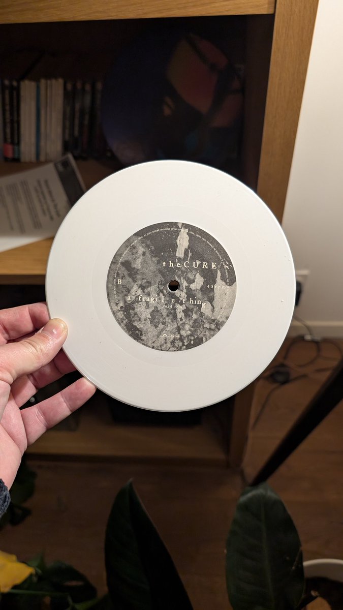 picturesofcure's tweet photo. Reçu aujourd'hui. Le remix est plaisant, ça casse pas 3 pattes à un canard mais ça se laisse écouter.
#thecure #afragilething #songsofalostworld https://t.co/0n9jttcaLw