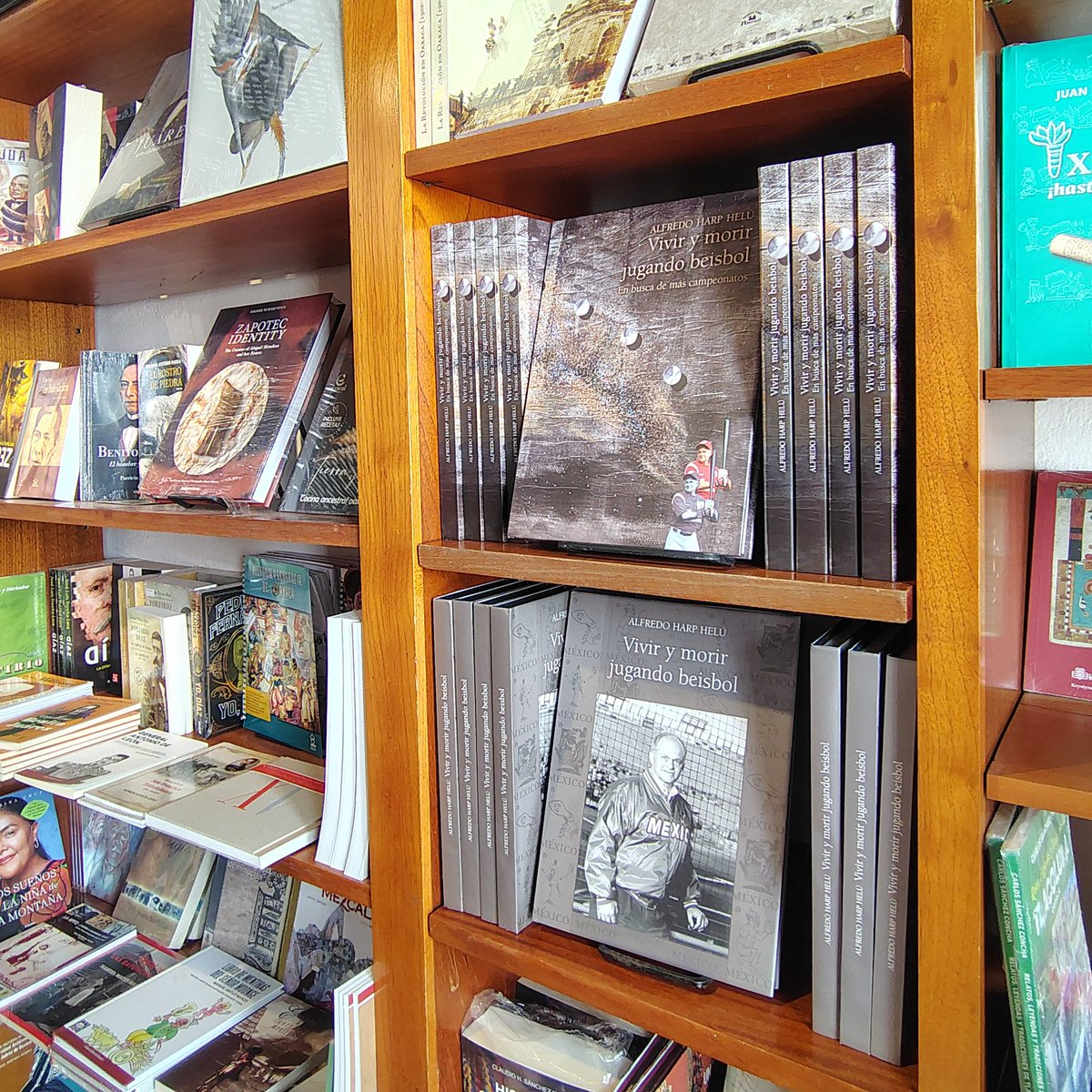 ✨NOVEDADES ✨
Este mes han llegado muchas novedades a la Librería Grañén Porrúa, entre ellas, los libros de las memorias de don <a href="/alfredoharphelu/">Alfredo Harp Helú</a> ⚾️
¿Todavía no saben qué regalar en estas fechas? ¡Dénse una vuelta por la Librería, quizás tenemos lo que buscan! 🥳