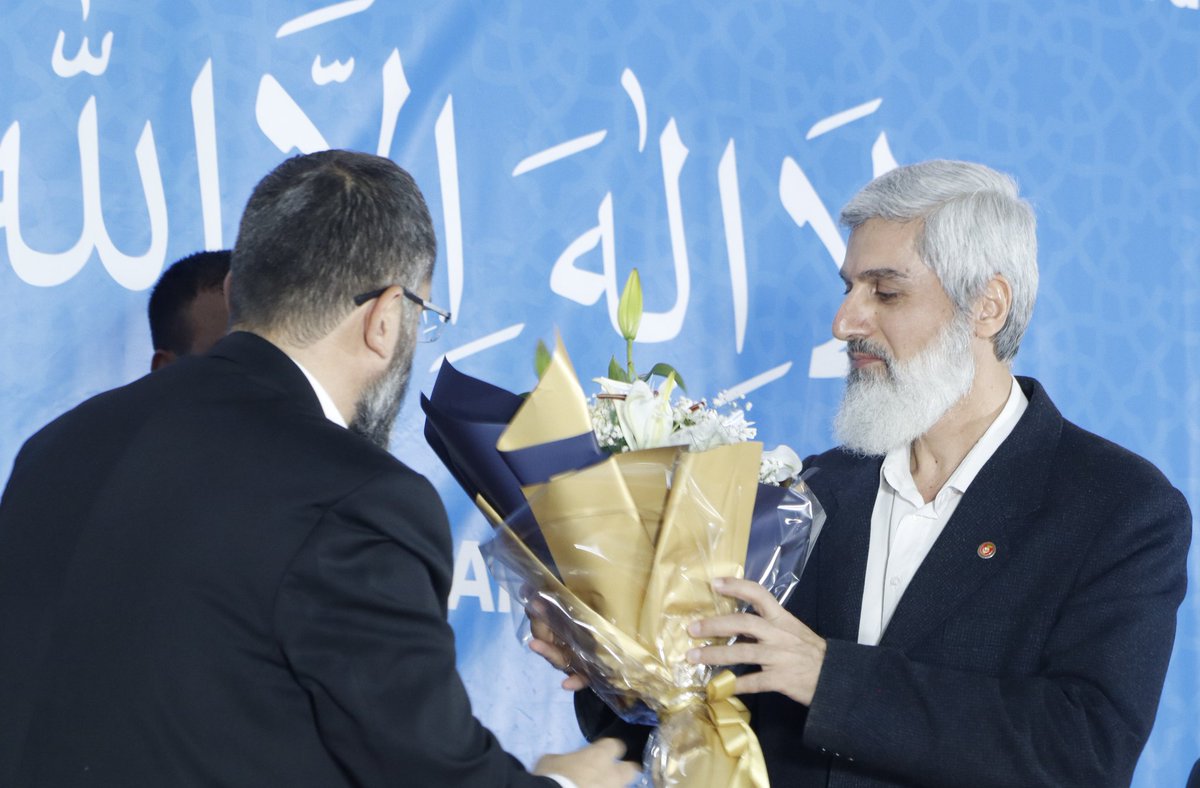 alparslankuytul's tweet photo. Elazığlı Furkan Hareketi mensupları, konferanslarına başlamadan önce Alparslan Kuytul Hocaefendi'ye çiçek takdiminde bulundular.

AlparslanHoca Elazığda 
#FurkanKonferansları https://t.co/pky8KpkZEb