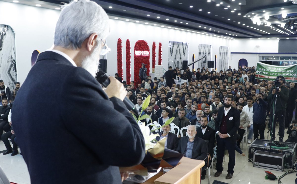 alparslankuytul's tweet photo. Elazığlı Furkan Hareketi mensupları, konferanslarına başlamadan önce Alparslan Kuytul Hocaefendi'ye çiçek takdiminde bulundular.

AlparslanHoca Elazığda 
#FurkanKonferansları https://t.co/pky8KpkZEb