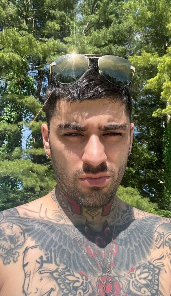 onedirectionH54's tweet photo. برو بابا
ینی چی که انقدر خوشگلی اه
#ZaynSTTSTour 
#ProudOfZayn https://t.co/Q9So2p85CM