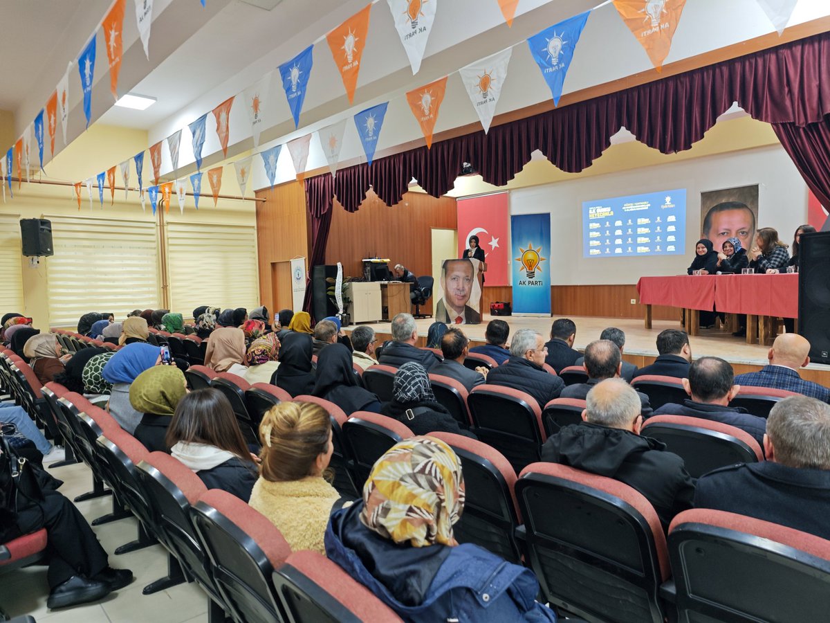 SengulogluHasan's tweet photo. Yeniden seçilerek güven tazeleyen Kaynaşlı İlçe Kadın Kolları Başkanımız Sayın Melike Çizmeci ve yeni Yönetim Kurulu Üyelerimizi tebrik ediyor, kongremizin ilçemiz ve teşkilatımız için hayırlı olmasını diliyorum. 🇹🇷 https://t.co/ypqHTremwQ