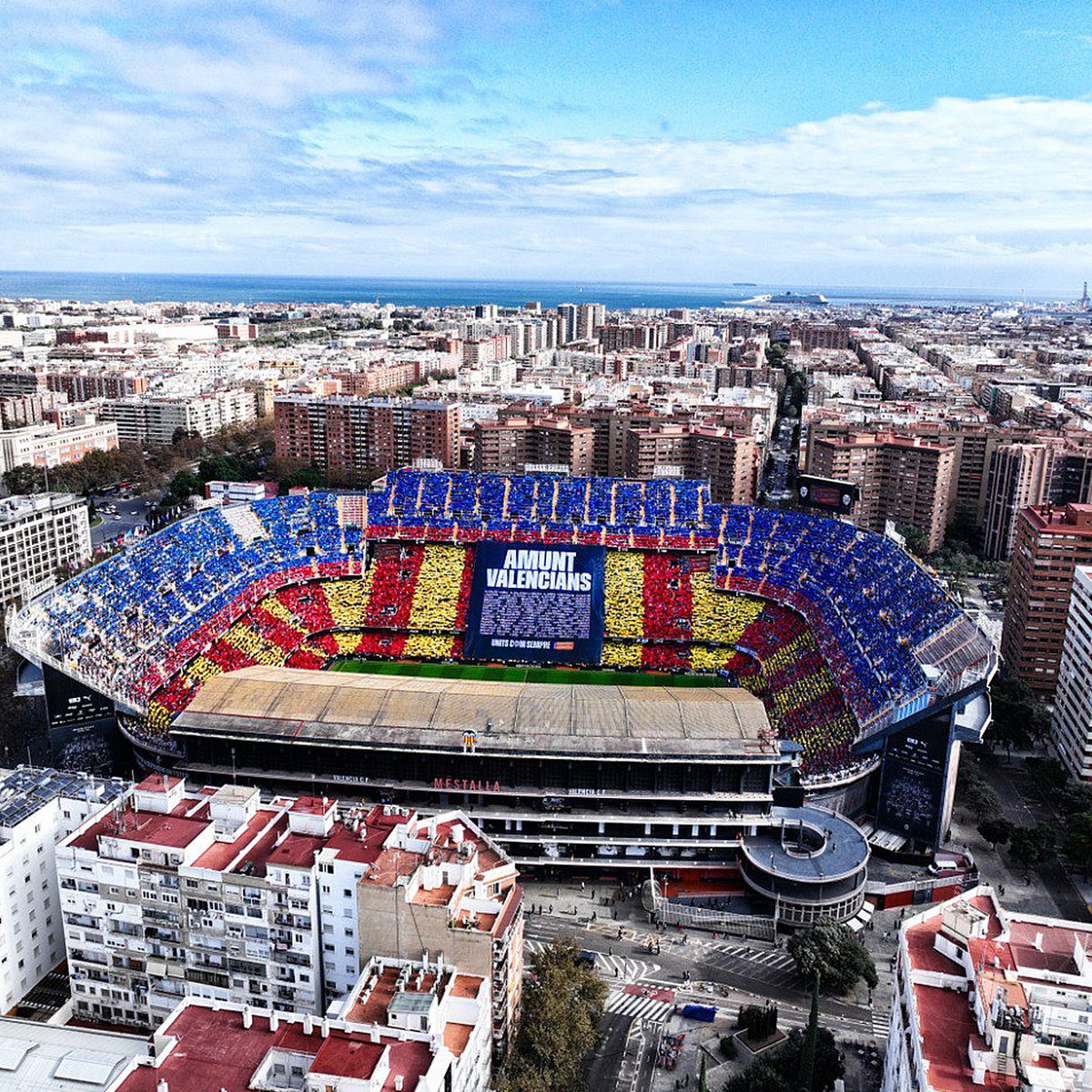 Hugo Guillamon (@hguillamon) on Twitter photo Hoy el fútbol era lo de menos, pero os merecíais un partido así.
Gracias a todos por estar siempre ahí. Visca València!!! 💪🏼 #AmuntValencians 🖤🤍🦇 <a href="/valenciacf/">Valencia CF</a> Hoy el fútbol era lo de menos, pero os merecíais un partido así.
Gracias a todos por estar siempre ahí. Visca València!!! 💪🏼 #AmuntValencians 🖤🤍🦇 <a href="/valenciacf/">Valencia CF</a>