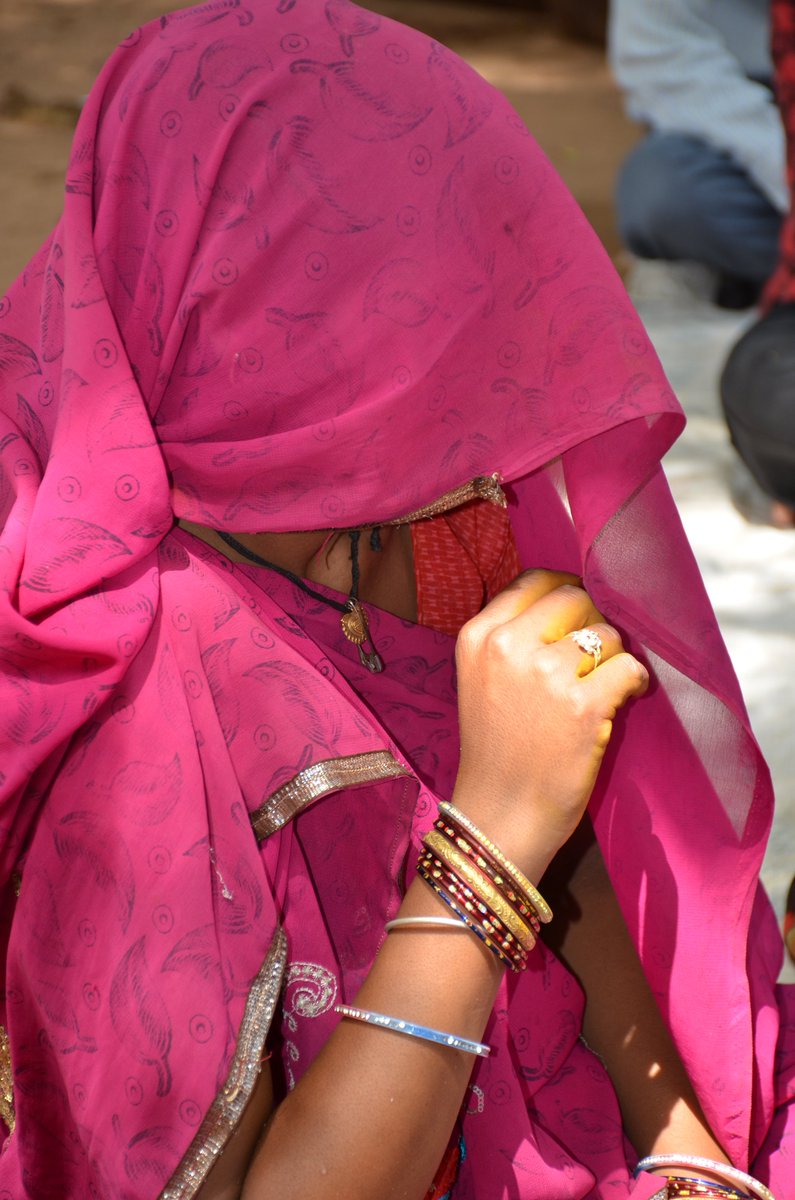 टीकमगढ़ में पानी की समस्या पर विचार मंथन करने पहुँची महिलाओं ने घूंघट डालकर विमर्श में हिस्सा लिया। पानी की गहराती समस्या का सीधा और बड़ा असर महिलाओं पर पड़ता है।