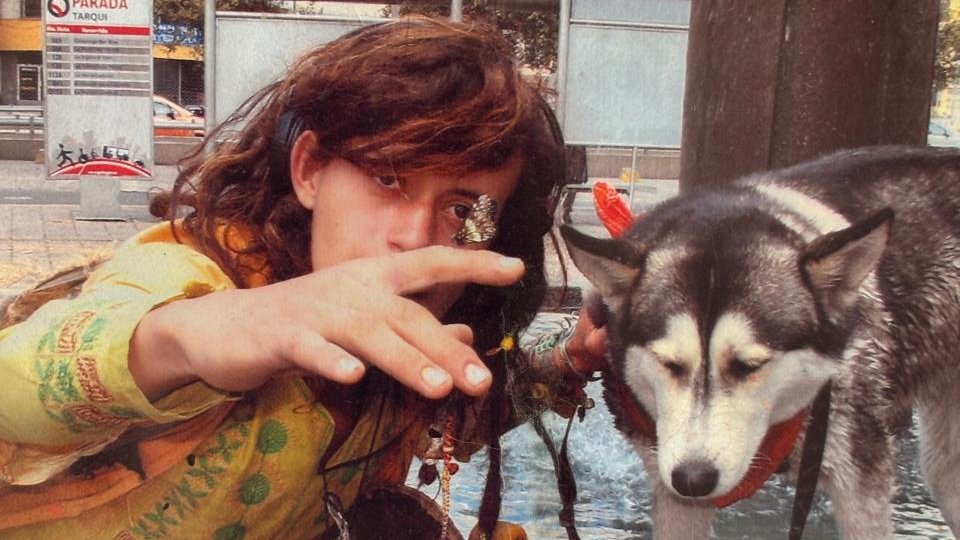 Samuel Chambers tenía 25 años cuando desapareció el 26 de octubre de 2017 y su cuerpo decapitado fue hallado en el bosque de Guápulo, nororiente de Quito, el 9 de noviembre de ese año.

Aunque han pasado 7 años, el crimen sigue impune y se mantiene como un misterio 🧵