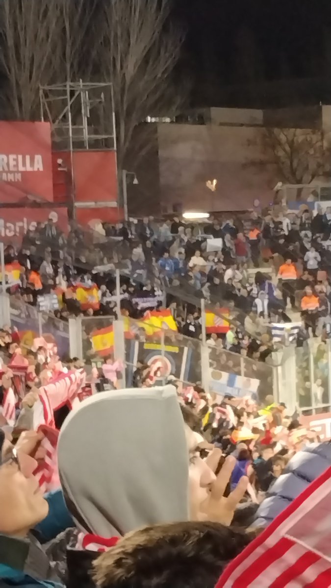 A Montilivi els pericos amb estanqueres a punta pala però en 27 minuts el <a href="/GironaFC/">Girona FC</a> li ha cardat 4 barraques. Pericos a 2a!