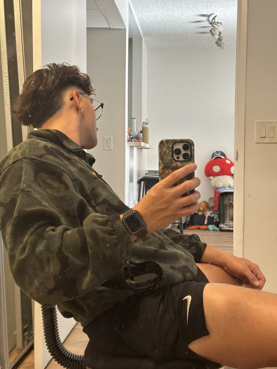 gamarey929's tweet photo. I’m kissing my barber https://t.co/4lbUrsSo6F