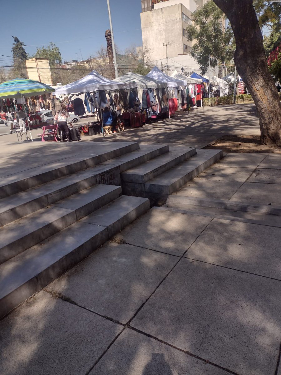 Esto es el COLMO, INVADEN EL JARDÍN DEL ARTE CON PUESTOS AMBULANTES QUE NO EXISTÍAN, EN ESTE CAMBIO DE ADMINISTRACIÓN NOS TRAJERON MUCHOS PUESTOS QUE AMBULANTES, AHORA ESTAN ARRIBA DEL JARDÍN QUE SE REMODELO CON MUCHOS DINERO YA BASTA DE BURLAS A LA CIUDADANÍA COL Cuauhtémoc