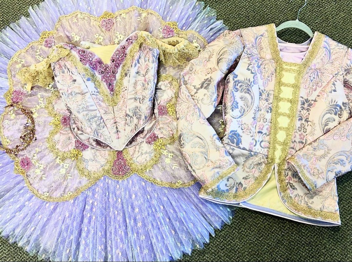 DiabloBallet's tweet image. 🌸 Diablo Ballet dancer and costumer, Amanda Farris, created these beautiful costumes to be worn by Diablo Ballet dancers, Nicole Ciapponi and Marco Clemente, for M3 Dance’s Nutcracker in December! 

#diabloballet #thenutcracker #costumer #balletcostume #sugarplumfairy