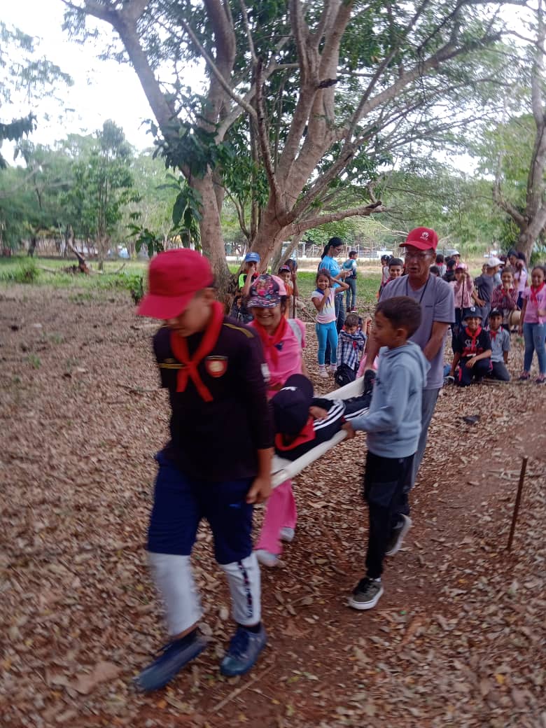 Los pioneros de #JagüeyGrande en #Matanzas rinden homenaje a #Fidel, creador del Movimiento de Pioneros Exploradores, demostrando sus habilidades. #FidelPorSiempre #MatancerosEnVictoria #CubaMined <a href="/PartidoPCC/">Partido Comunista de Cuba</a> <a href="/naimatrujillob/">Naima Ariatne Trujillo Barreto</a> <a href="/CaridadPoey/">Marieta Poey Caridad</a> <a href="/mariofsabines/">Mario Sabines Lorenzo</a>  <a href="/EdilbertoC4301/">Edilberto Casanova</a>