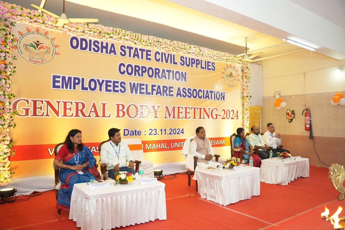 oscscewa's tweet photo. ନାରିମହଲ ଭୁବନେଶ୍ୱର ଠାରେ @oscscewa ଦ୍ୱାରା ପଞ୍ଚମ ବାର୍ଷିକ ସାଧାରଣ ସଭା ଅନୁଷ୍ଠିତ ହୋଇଯାଇଛି, ଏବଂ  ମୁଖ୍ୟ ଅତିଥି ଭାବରେ ଆମ ଗହଣରେ ମାନ୍ୟବର ଖାଦ୍ୟ ଯୋଗାଣ ଓ ଖାଉଟି କଲ୍ୟାଣ ମନ୍ତ୍ରୀ ଶ୍ରୀଯୁକ୍ତ କୃଷ୍ଣ ଚନ୍ଦ୍ର ପାତ୍ର ଉପସ୍ଥିତ ରହିଥିଲେ, ସଭାରେ ସଂଘ ସଭାପତିଙ୍କ ତରଫରୁ ନିଜର ଦାବିପତ୍ର ମନ୍ତ୍ରୀ ମହୋଦୟଙ୍କୁ ପ୍ରଦାନ କରାଗଲା https://t.co/EJmjmzAFZn