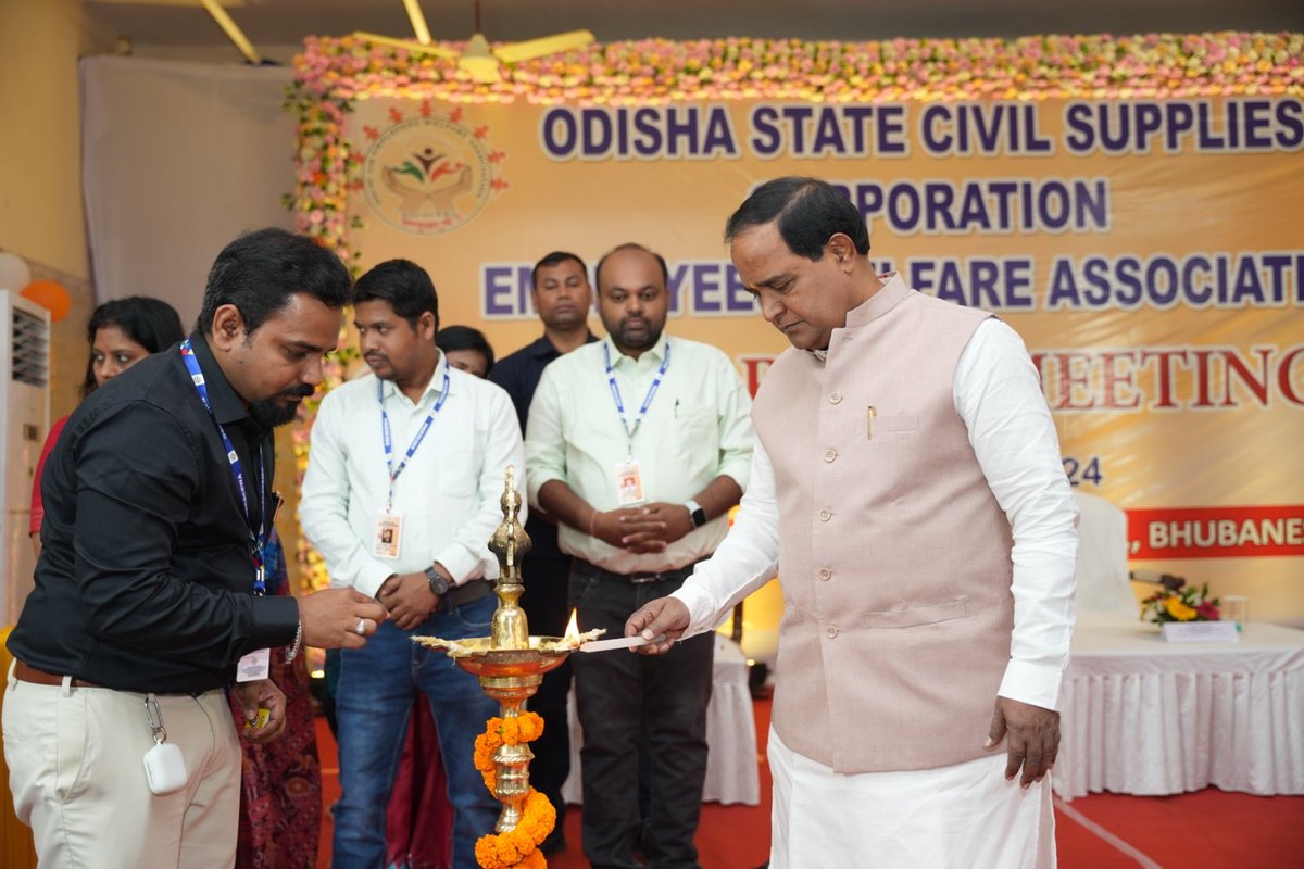 oscscewa's tweet photo. ନାରିମହଲ ଭୁବନେଶ୍ୱର ଠାରେ @oscscewa ଦ୍ୱାରା ପଞ୍ଚମ ବାର୍ଷିକ ସାଧାରଣ ସଭା ଅନୁଷ୍ଠିତ ହୋଇଯାଇଛି, ଏବଂ  ମୁଖ୍ୟ ଅତିଥି ଭାବରେ ଆମ ଗହଣରେ ମାନ୍ୟବର ଖାଦ୍ୟ ଯୋଗାଣ ଓ ଖାଉଟି କଲ୍ୟାଣ ମନ୍ତ୍ରୀ ଶ୍ରୀଯୁକ୍ତ କୃଷ୍ଣ ଚନ୍ଦ୍ର ପାତ୍ର ଉପସ୍ଥିତ ରହିଥିଲେ, ସଭାରେ ସଂଘ ସଭାପତିଙ୍କ ତରଫରୁ ନିଜର ଦାବିପତ୍ର ମନ୍ତ୍ରୀ ମହୋଦୟଙ୍କୁ ପ୍ରଦାନ କରାଗଲା https://t.co/EJmjmzAFZn