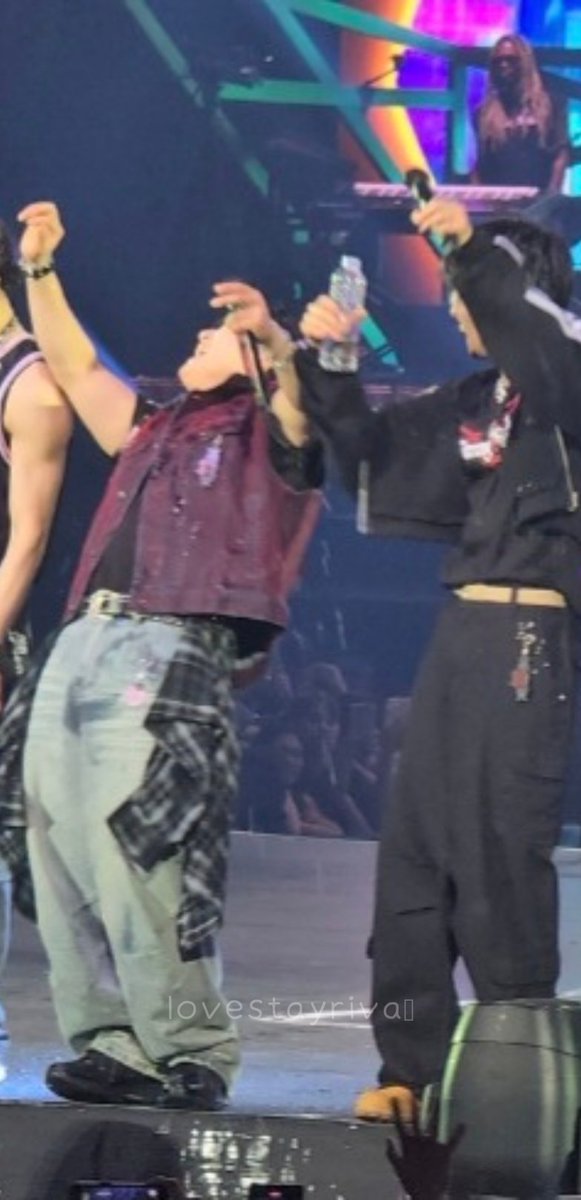 lovestayriva's tweet photo. Hannie accidentally pouring water all over Changbin when they were doing their ending waves 🙈 our silly guys 

#dominATE_Bulacan https://t.co/bGx7jxEZ14