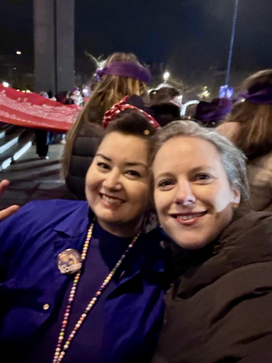 CastetsLucie's tweet photo. Une foule violette sur la place de la Bastille, pour dire que nous sommes là, toutes ensemble, pour dénoncer les violences faites aux femmes. C’était joyeux, émouvant, engagé. J’étais heureuse d’en être. https://t.co/ddKvzwcLHg
