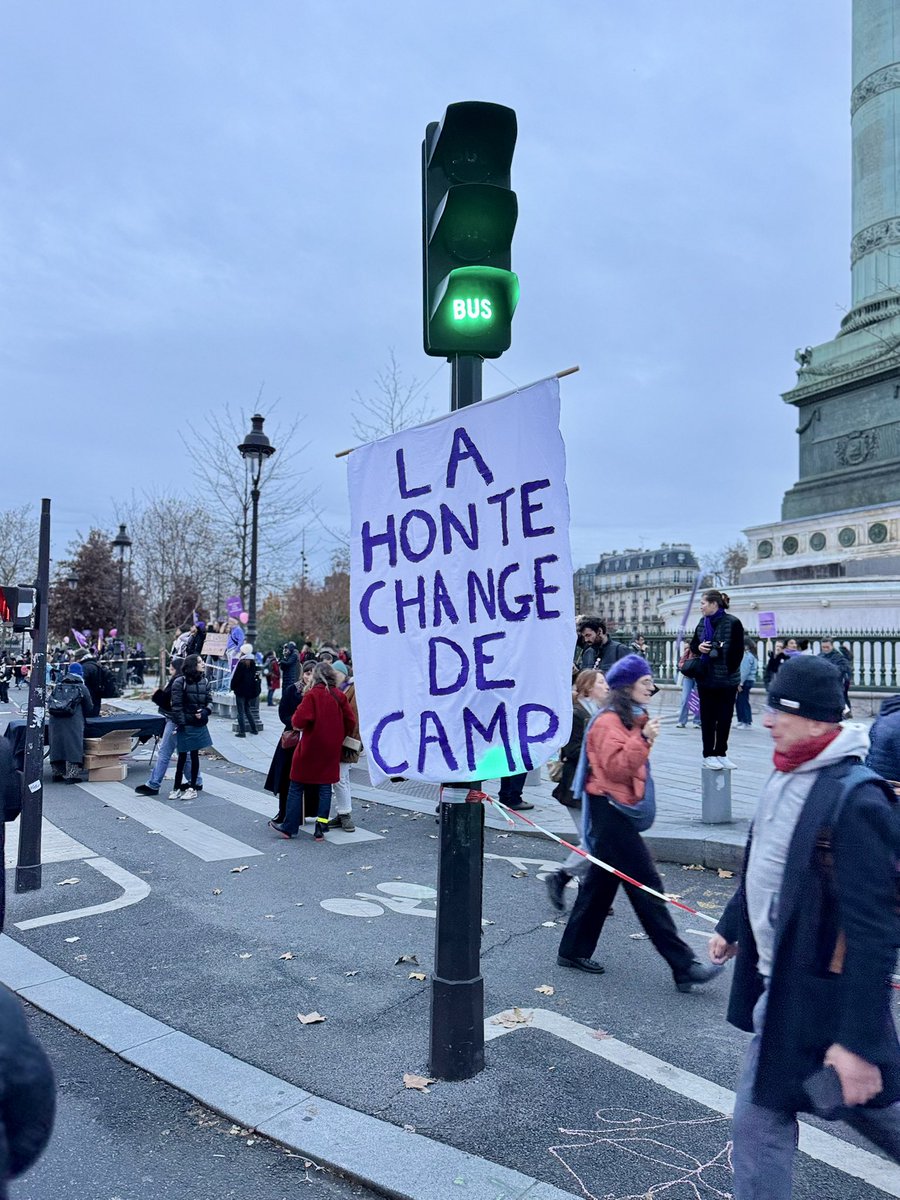 CastetsLucie's tweet photo. Une foule violette sur la place de la Bastille, pour dire que nous sommes là, toutes ensemble, pour dénoncer les violences faites aux femmes. C’était joyeux, émouvant, engagé. J’étais heureuse d’en être. https://t.co/ddKvzwcLHg