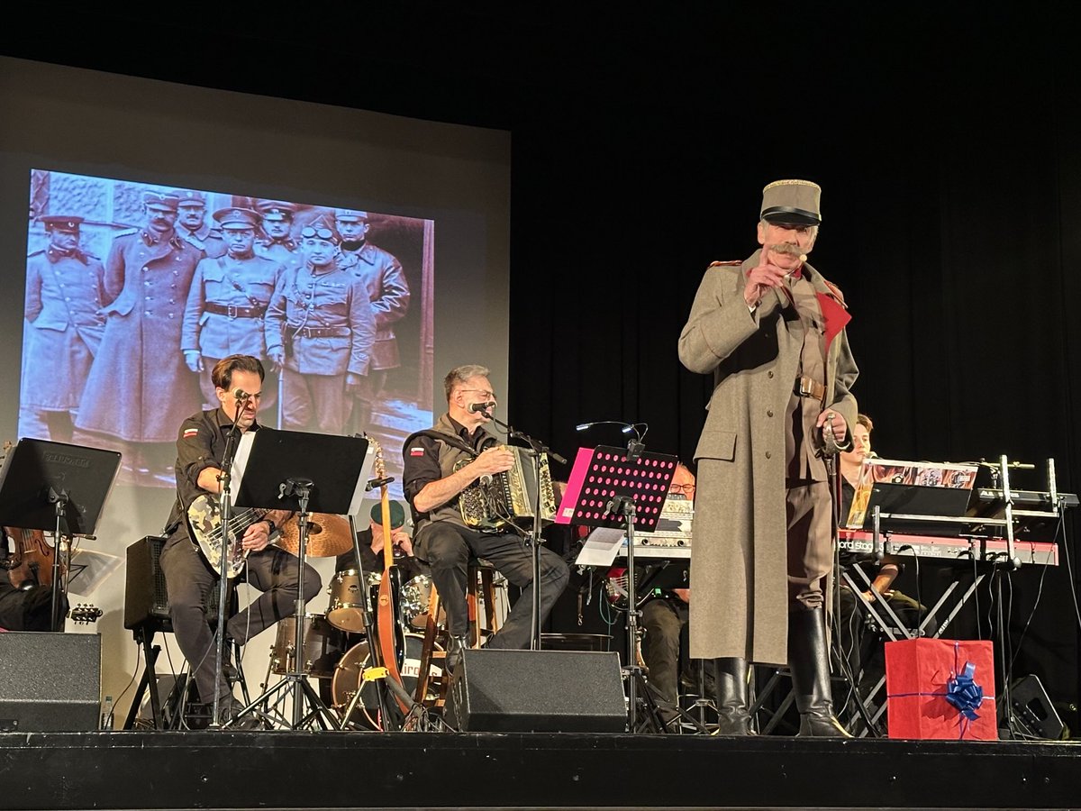 V Škofijah poslušam generala Maistra in  glasbo De Niro Orchestra. Pesnik in general iz enega kosa, domoljub in borec. #generalMaister