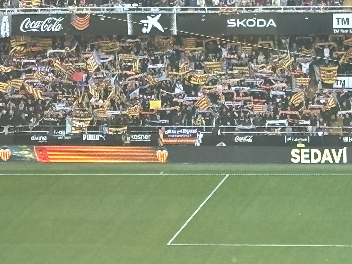 EmiliLeri's tweet photo. @FreeedATZ I l’afició del Betis amb “El poble salva al poble “ en valencià, i “la curva de Mestalla” la pancarta en castellà, i que no falte algo paregut a l’espanyola 🤷🏻‍♂️ https://t.co/G2W5fGwdYL