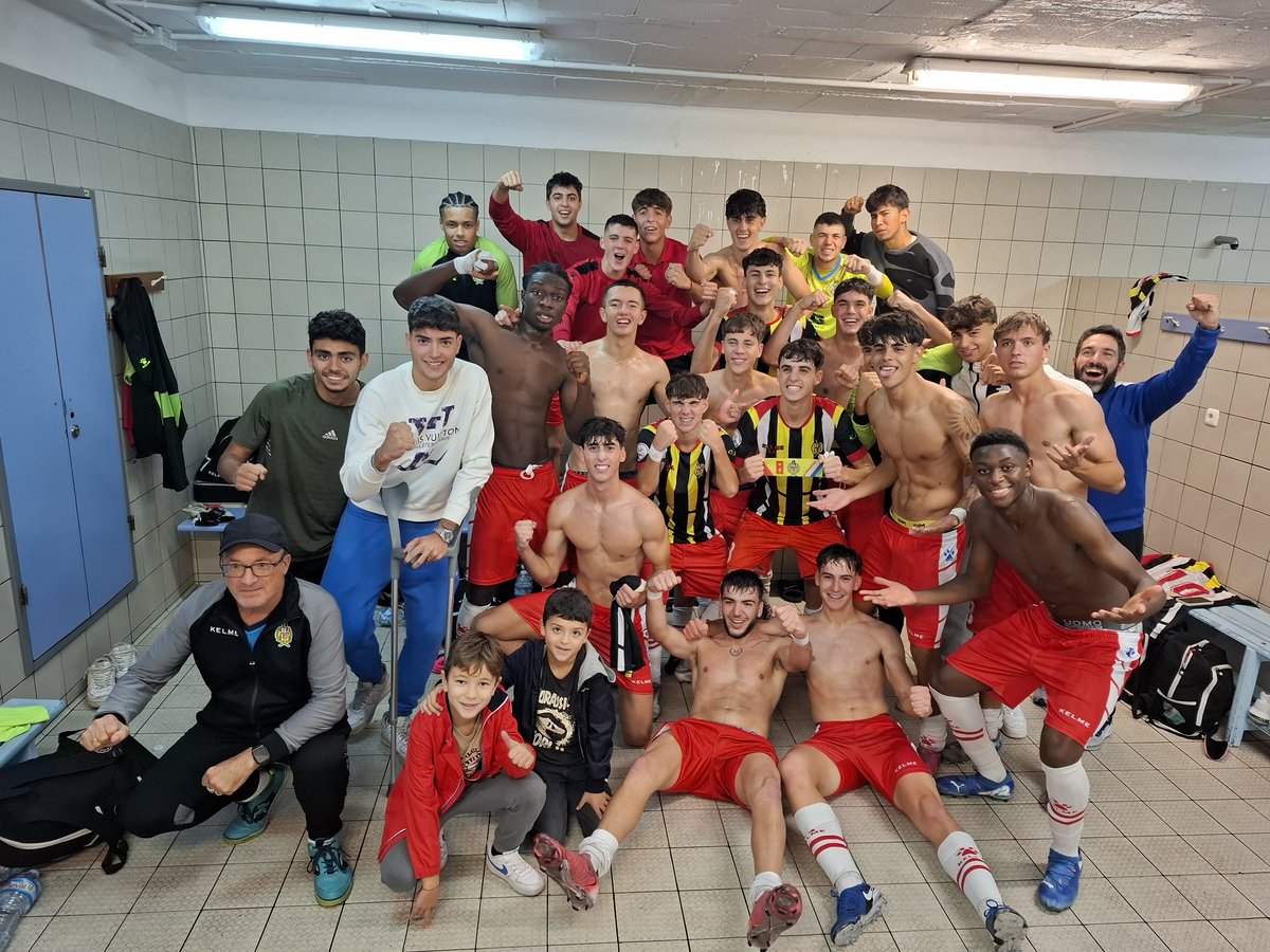 División de Honor Juvenil: Jornada 12
Hércules 0️⃣ ➖ 2️⃣ Kelme

Fran ⚽️
Sory ⚽️

Tercera victoria consecutiva y primera fuera de casa del Juvenil A para seguir creciendo!

Enhorabuena equipo 👏

¡Seguimos! 💪

#dalekelme #muchagarra 🐾