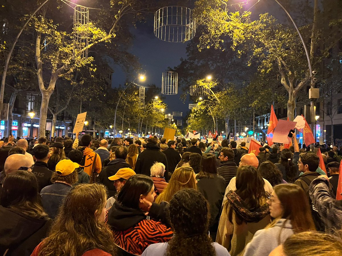 Acció Escolta de Catalunya ⚜ (@accioescolta) on Twitter photo 🔑 #23N | Avui assistim a la manifestació per l'abaixada dels preus dels lloguers organitzada pel <a href="/SindicatLloguer/">Sindicat de Llogateres i Llogaters</a>.
🏘️ Amb càntics com "No s'entén, gent sense casa i casa sense gent!", les manifestants demanem a les institucions que es regulin ja els preus dels lloguers! 🔑 #23N | Avui assistim a la manifestació per l'abaixada dels preus dels lloguers organitzada pel <a href="/SindicatLloguer/">Sindicat de Llogateres i Llogaters</a>.
🏘️ Amb càntics com "No s'entén, gent sense casa i casa sense gent!", les manifestants demanem a les institucions que es regulin ja els preus dels lloguers!