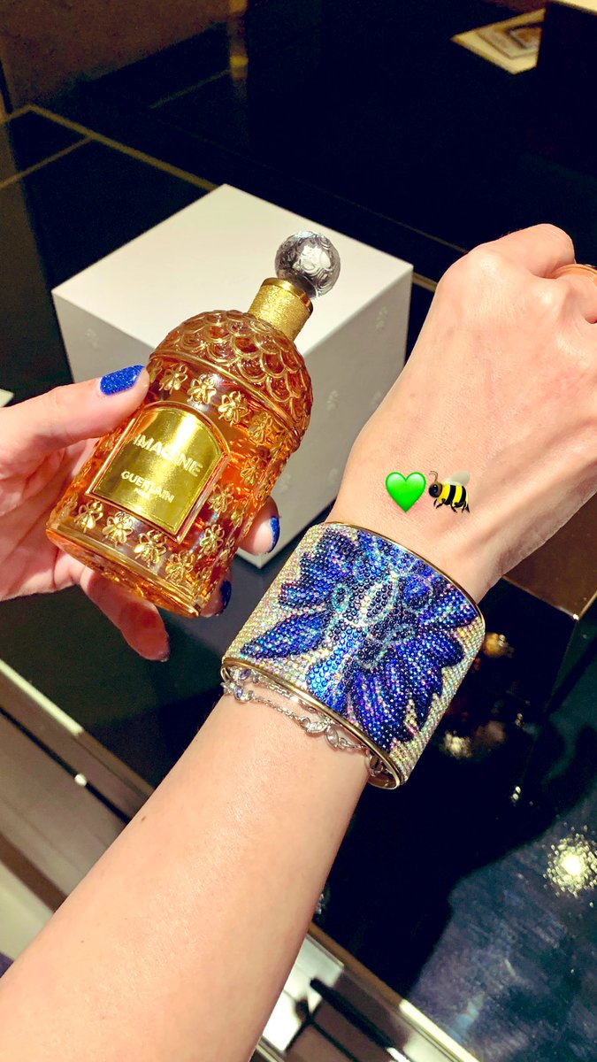 fonlovemonkey's tweet photo. Imagine  Guerlain รุ่นปี 2024 ขวด Bee Bottle ประดับตกแต่งด้วยคริสตัล ซึ่งสามารถนำมาสวมเป็นกำไลเก๋ๆ ได้ด้วยค่ะ
EXTRAORDINARY GUERLAIN X MILE

#MileGuerlainBeExtraordinary https://t.co/LkI6H947VA