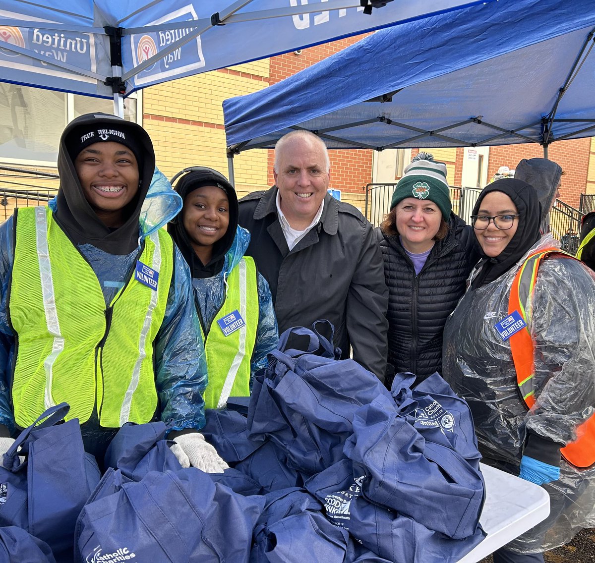 EdforBoston's tweet photo. Kirsten and I were honored to join Boston residents for the 25th Anniversary of @UnitedWayMABay and @charitiesboston Thanksgiving Day Food Distribution to families in need.  If you are able, please remember your neighbors and friends who might need extra help this holiday season. https://t.co/HrrHVlxEbS