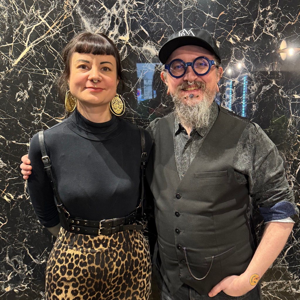 AtlantisLyon's tweet photo. Atlantis a une nouvelle résidente permanente ! 🥳
Elle remonte du sud avec sa bonne humeur, sa précision et un sens esthétique affiné (comme en attestent ses magnifiques pantalons 🐆🖤😁)
Nous vous présentons donc Anne-Sophie qui rejoint David pour sublimer vos piercings. 💎 https://t.co/dUHyCTLDa6