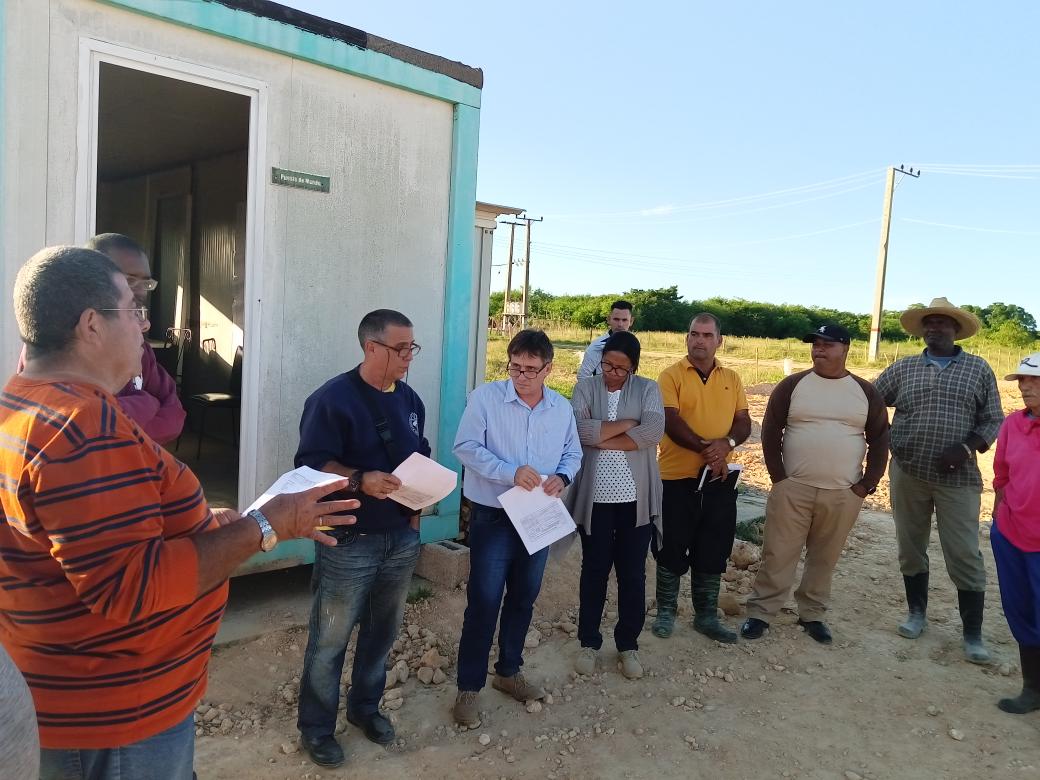 mariofsabines's tweet photo. Chequeamos junto a la  Gobernadora @CaridadPoey la construcción del Parque Solar Fotovoltaico Hoyo Colorado, la obra casi lista para comenzar el hincado de pilotes y construcción de la cerca perimetral.
#MatancerosEnVictoria
@gpppmatanzas @EmpresaMatanzas https://t.co/sOnZVQ1ecM