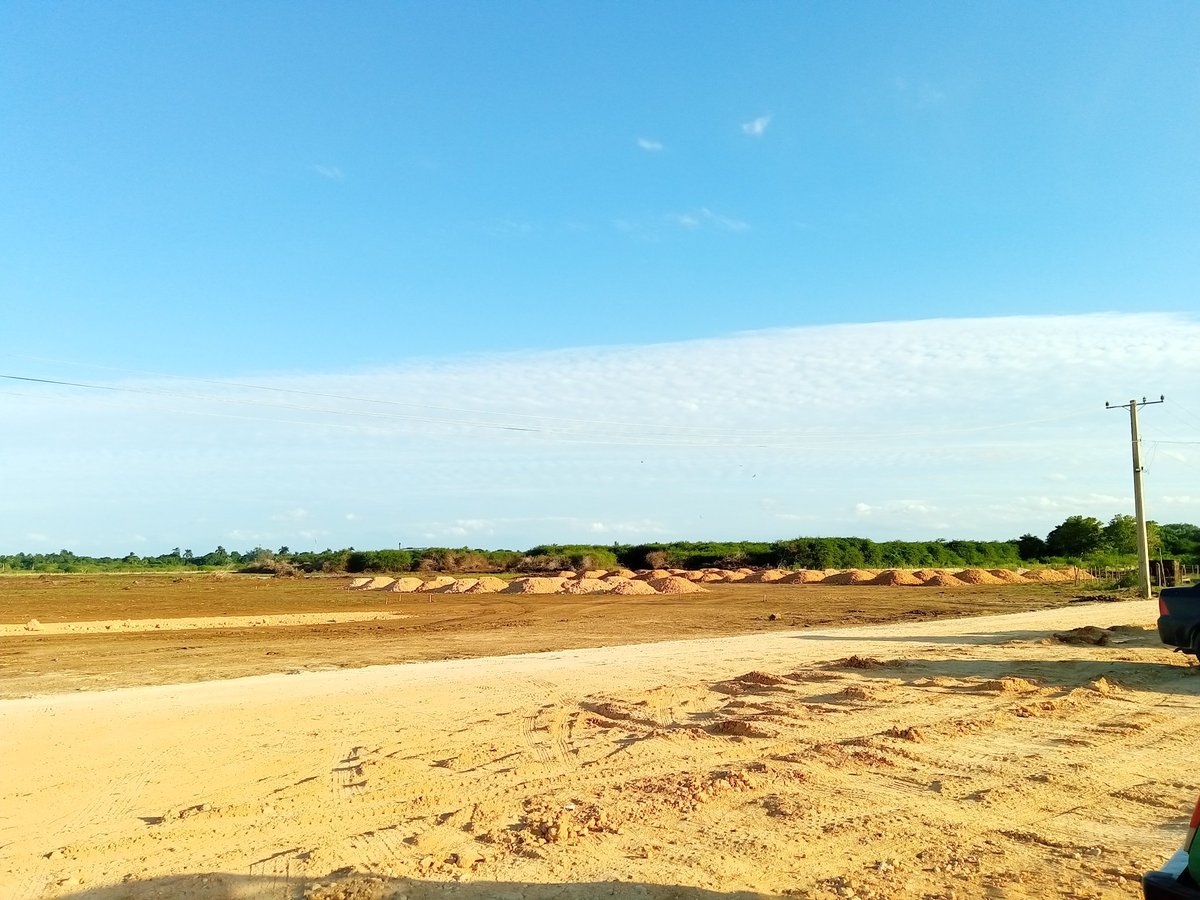 Chequeamos junto a la  Gobernadora <a href="/CaridadPoey/">Marieta Poey Caridad</a> la construcción del Parque Solar Fotovoltaico Hoyo Colorado, la obra casi lista para comenzar el hincado de pilotes y construcción de la cerca perimetral.
#MatancerosEnVictoria
<a href="/gpppmatanzas/">Gobierno Provincial del Poder Popular en Matanzas</a> <a href="/EmpresaMatanzas/">Empresa Eléctrica Matanzas</a>